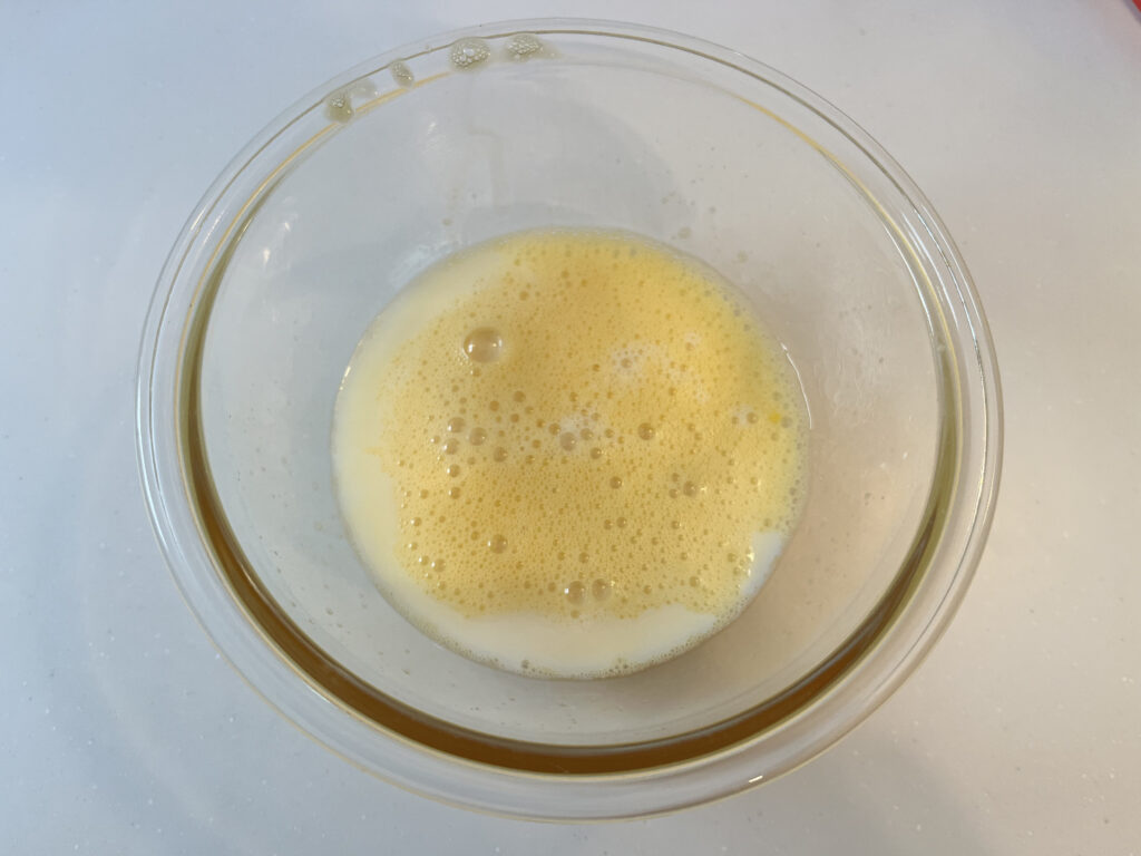 フレンチトーストの卵液に牛乳を加える