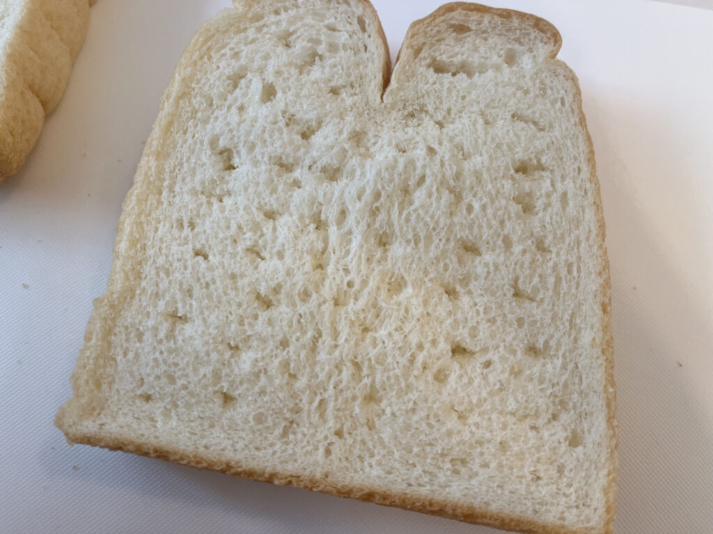パンの切れ込みを表裏両面に入れる