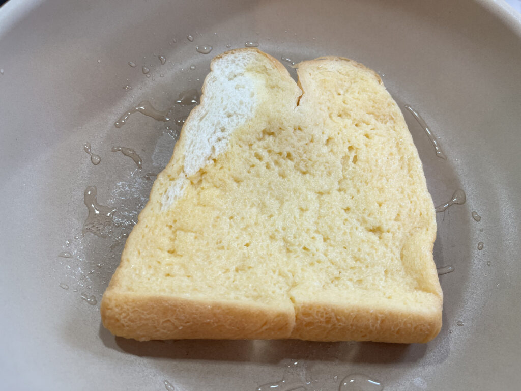フライパンで卵液が染み込んだパンを焼く