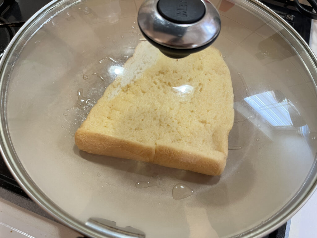 蓋をしてフレンチトーストを焼く