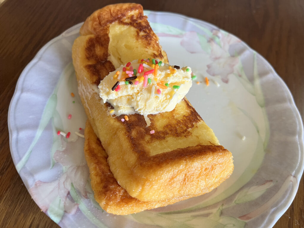 アイスとをトッピングしたフレンチトースト